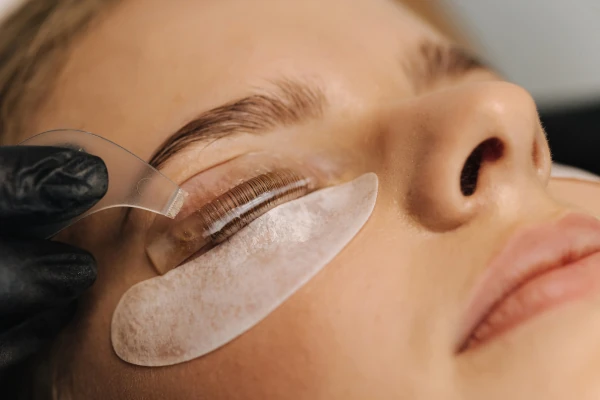 Femme recevant un soin beauté du regard naturel à Sens-de-Bretagne chez Les Sens du Soin