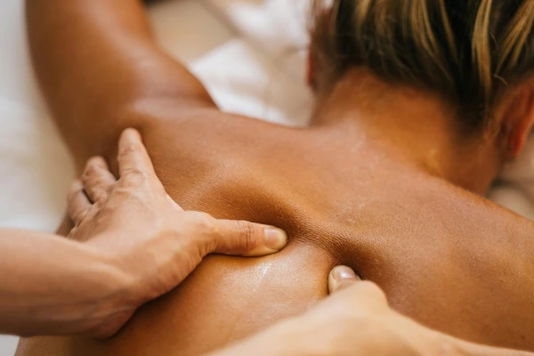 Femme recevant un massage relaxant avec huiles naturelles à Sens-de-Bretagne chez Les Sens du Soin