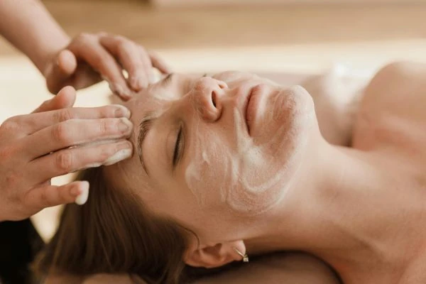 Femme recevant un soin du visage relaxant avec produits naturels et bio à Sens-de-Bretagne chez Les Sens du Soin